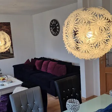 בית נופש Stadtrand Haushaelfte *